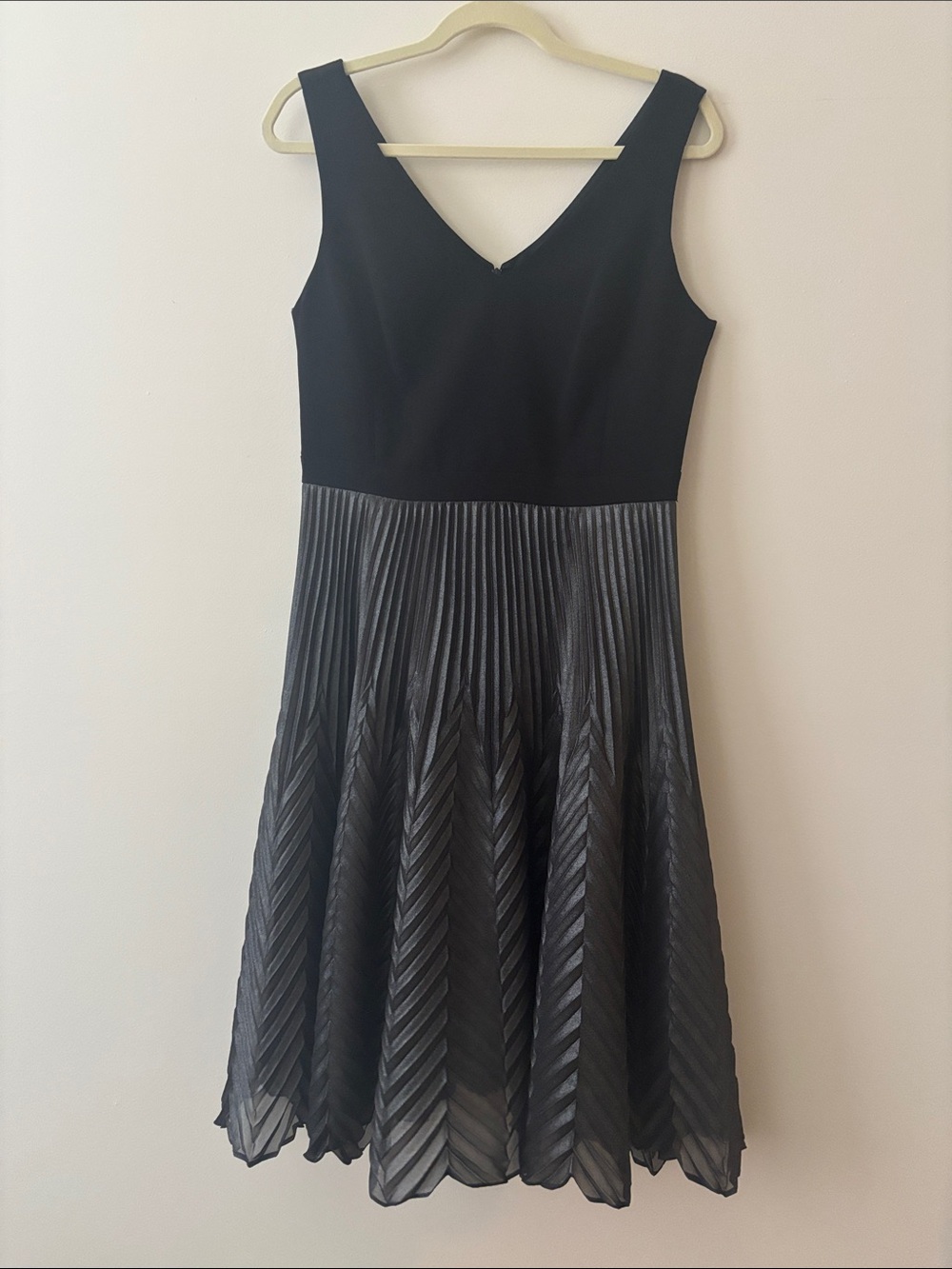 NWT Trina Turk Black V-Neck Pleated A-Line Dress